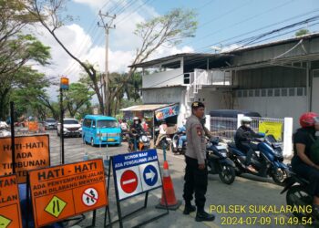 Personil Polsek Sukalarang Atur Lalu Lintas di Lokasi Perbaikan Jalan Coran
