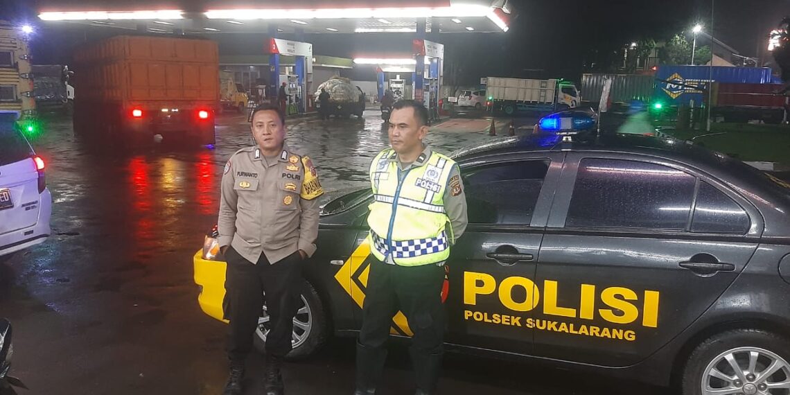 Personil Polsek Sukalarang Laksanakan Patroli Malam Sambangi SPBU