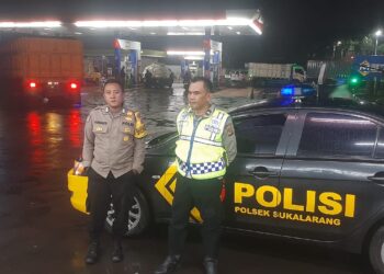 Personil Polsek Sukalarang Laksanakan Patroli Malam Sambangi SPBU