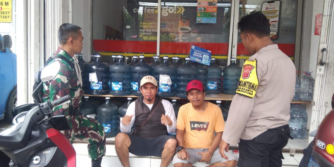 Bhabinkamtibmas Bersinergi dengan Babinsa Sambangi Warga Untuk Tingkatkan Harkamtibmas