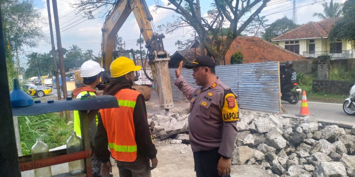 Kapolsek Sukalarang Monitoring Pengecoran Jalan Nasional Desa Sukamaju Sukalarang