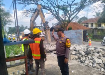 Kapolsek Sukalarang Monitoring Pengecoran Jalan Nasional Desa Sukamaju Sukalarang