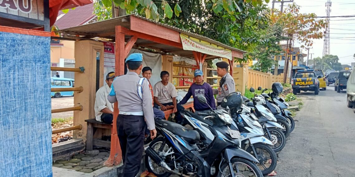 Sambangi Ojeg Pangkalan, Polsek Lembursitu Beri Himbauan Kamtibmas