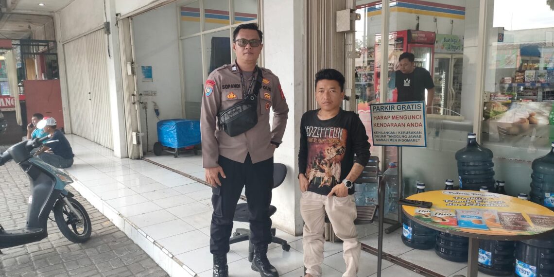 Cegah Pencurian Kendaraan Bermotor Di Mini Market Anggota Polsek Kebonpedes Berikan Himbauan Kamtibmas Kepada Warga