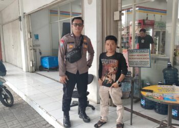 Cegah Pencurian Kendaraan Bermotor Di Mini Market Anggota Polsek Kebonpedes Berikan Himbauan Kamtibmas Kepada Warga