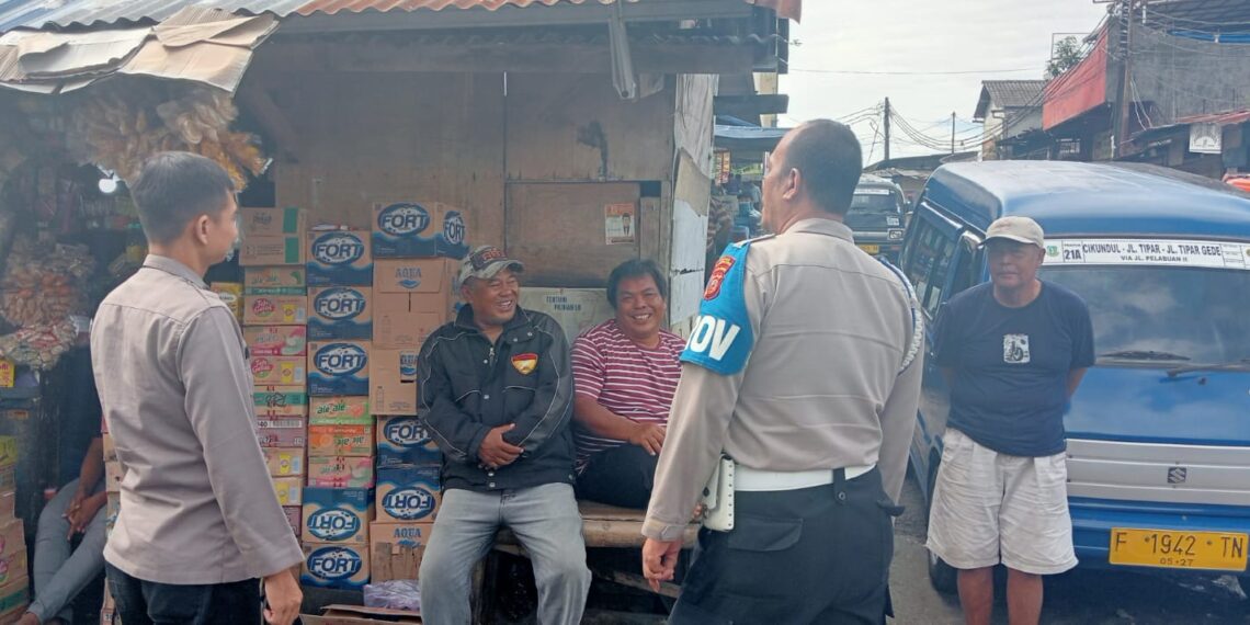 Guna menciptakan keamanan dan kondusif, Kapolsek Citamiang Patroli Dialogis dan Sambangi Warga.