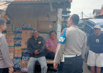 Guna menciptakan keamanan dan kondusif, Kapolsek Citamiang Patroli Dialogis dan Sambangi Warga.