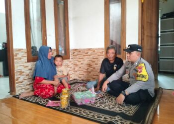 Laksanakan Giat Door to Door System, Bhabinkamtibmas Polsek Cireunghas Berikan Himbauan Kamtibmas