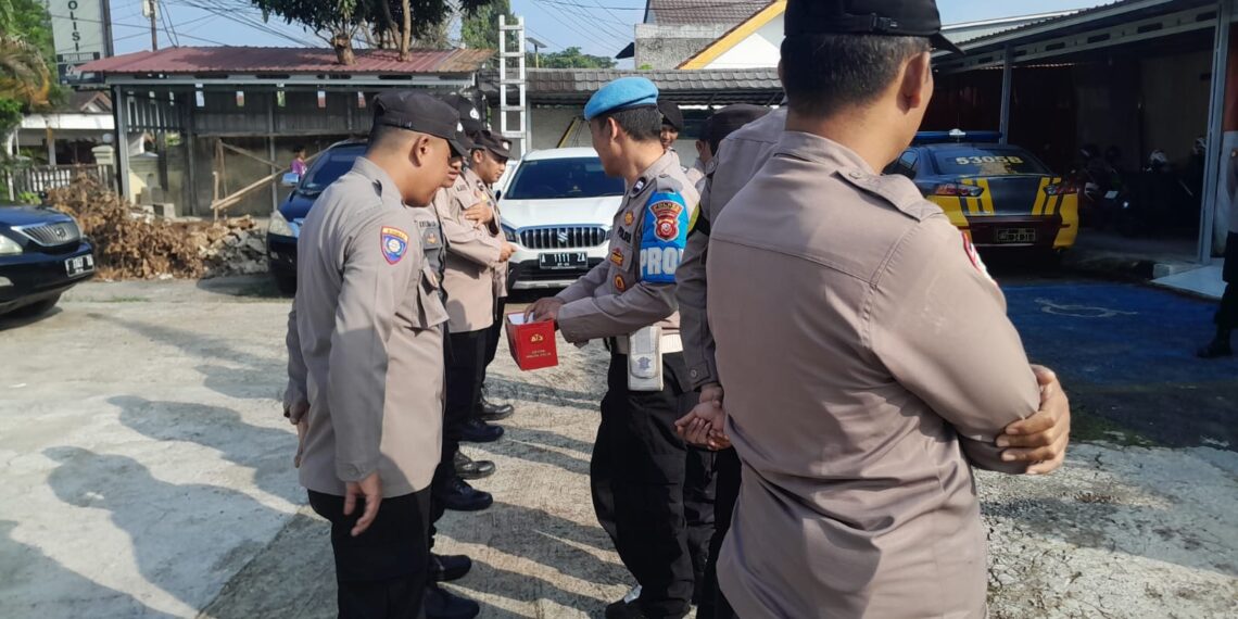 Kapolsek Baros bersama personil laksanakan giat rutin “Gelar Sajadah” selesai apel pagi