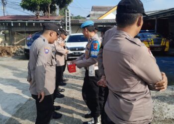 Kapolsek Baros bersama personil laksanakan giat rutin “Gelar Sajadah” selesai apel pagi