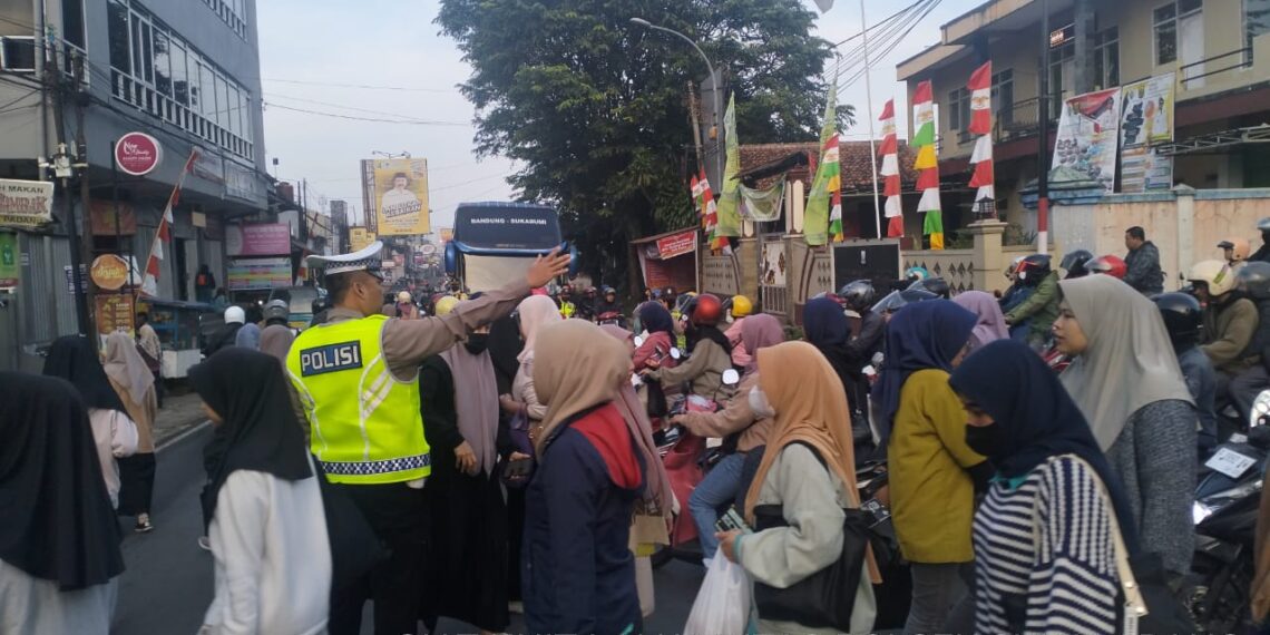 Antisipasi Kemacetan Pagi, Unit Lantas Polsek Sukalarang Melaksanakan Gatur Lalin Saat Jam Masuk Karyawan