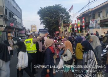Antisipasi Kemacetan Pagi, Unit Lantas Polsek Sukalarang Melaksanakan Gatur Lalin Saat Jam Masuk Karyawan