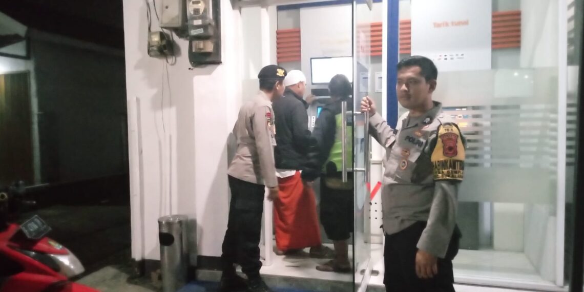 Polsek Sukalarang Patroli Malam Hari Kontrol ATM BRI Cegah Kejahatan Perbankan