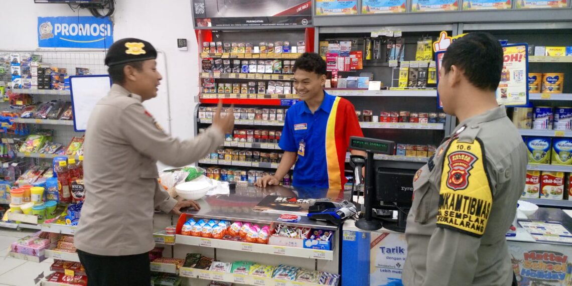 Polsek Sukalarang Patroli Toko Minimarket dan Dialogis dengan  Masyarakat