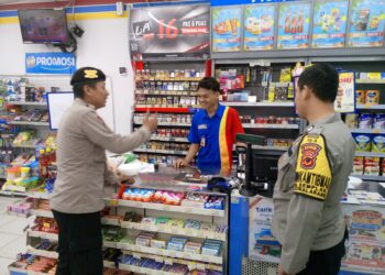 Polsek Sukalarang Patroli Toko Minimarket dan Dialogis dengan  Masyarakat
