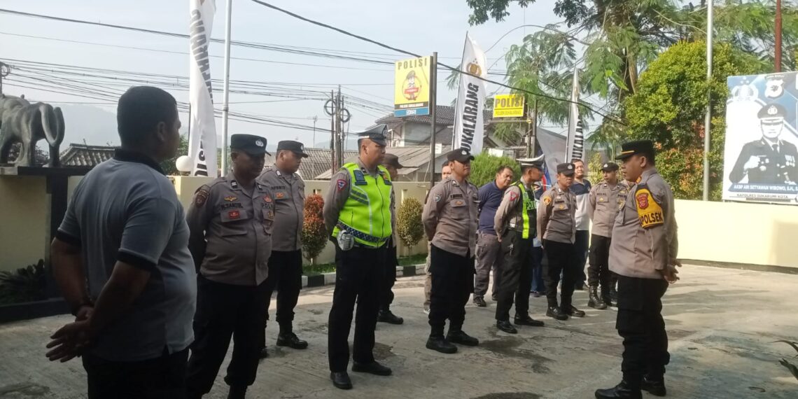 Kapolsek Sukalarang  Sampaikan Arahan Kepada Anggota Saat Apel Pagi