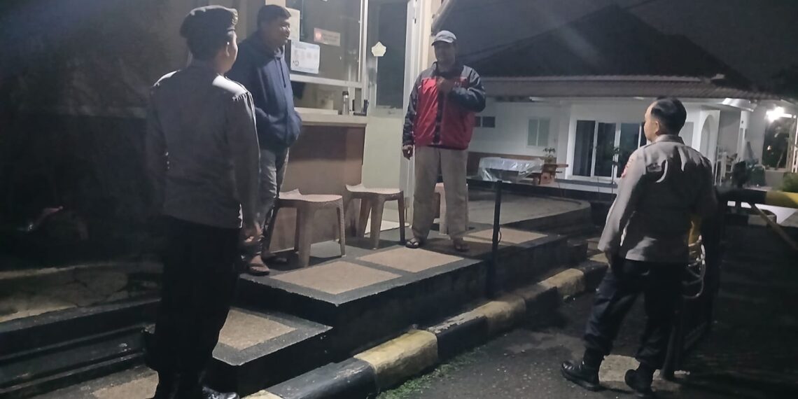 Rutin Sambang Satpam Perumahan, Unit Samapta Polsek Gunungpuyuh Ingatkan Satpam Lebih Tingkatkan Kewaspadaan