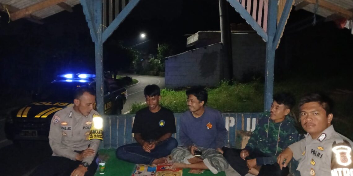 Melalu Sambang  Pos Kamling Anggota Polsek Lembursitu  Sampaikan Pesan kamtibmas