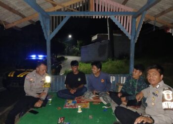 Melalu Sambang  Pos Kamling Anggota Polsek Lembursitu  Sampaikan Pesan kamtibmas