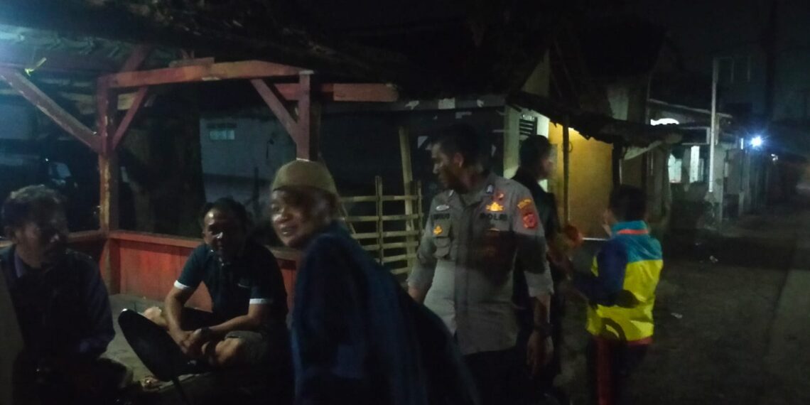 Intensifkan patroli malam hari. Polsek baros sambangi poskamling jayamekar pastikan masyarakat kondusif