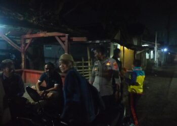 Intensifkan patroli malam hari. Polsek baros sambangi poskamling jayamekar pastikan masyarakat kondusif