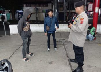 Dialogis dan himbauan kepada Petugas parkir oleh Anggota Polsek Gunungpuyuh