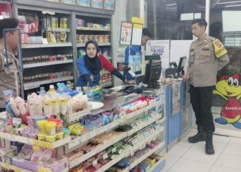 Anggota Samspta Polsek Sukalarang Laksanakan Patroli Dialogis Kerawanan Malam Sambangi Minimarket