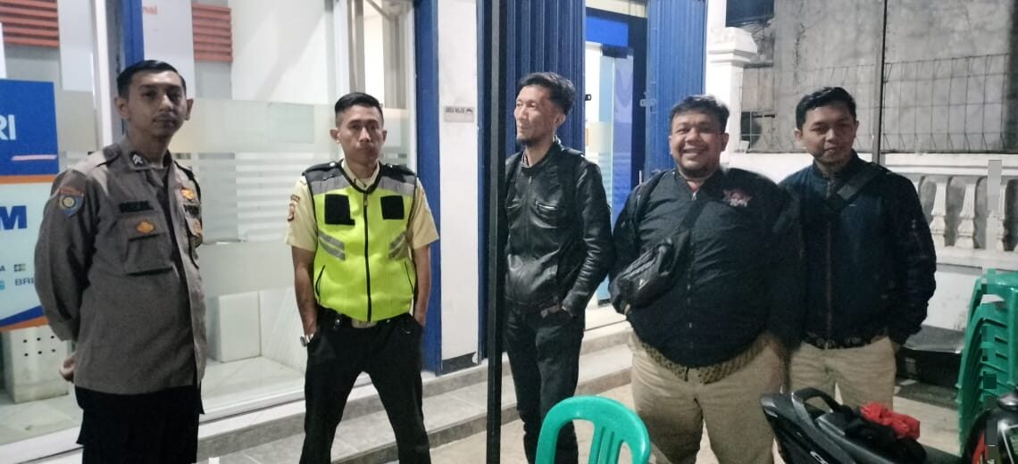 Personil Samapta Polsek Sukalarang Patroli Malam Hari Sambangi ATM BRI Cegah Kejahatan Perbankan