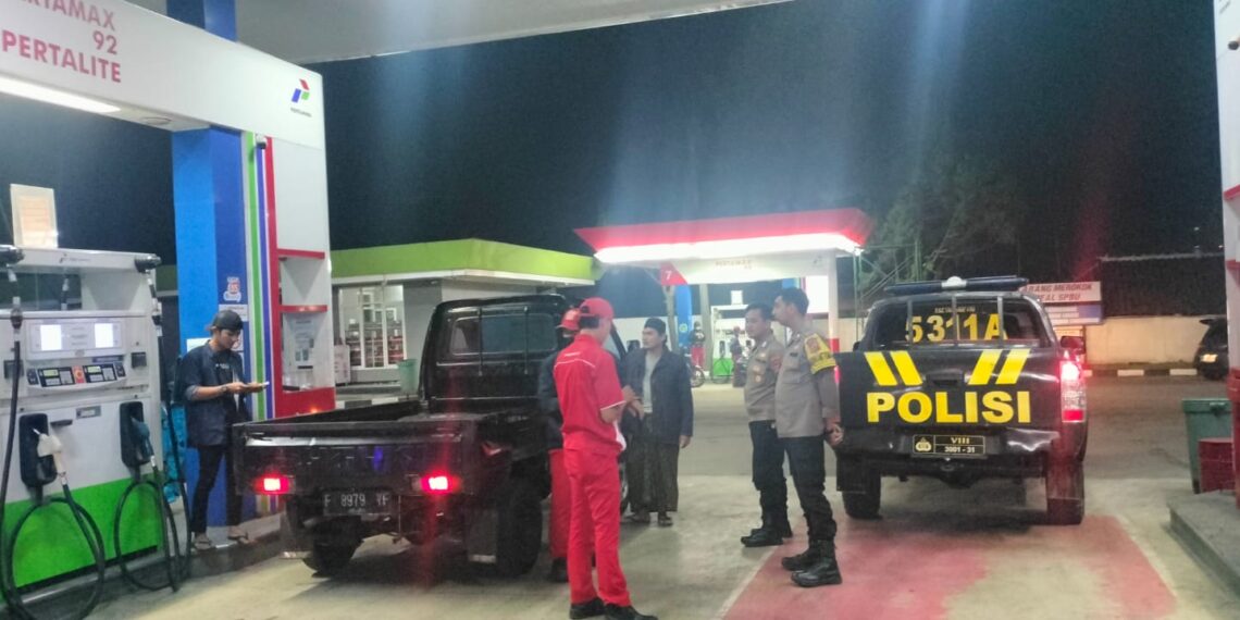 Polisi Sambangi SPBU Malam Hari, Sampaikan Pesan Kamtibmas