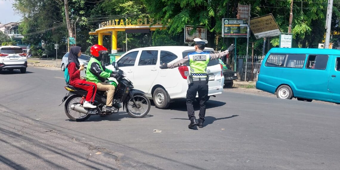 Pergelaran Gatur Siang Unit Lalulintas Polsek Cisaat Antisipasi Kemacetan