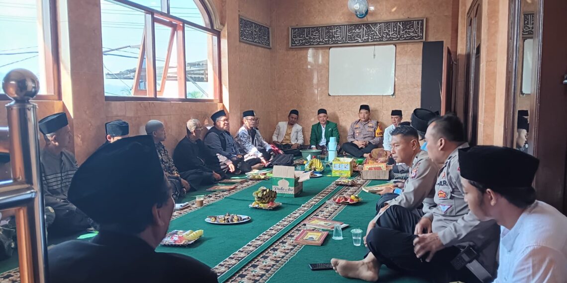 Kapolsek Sukalarang Menghadiri Acara Pengajian Mingguan Di Masjid Darul Fallah