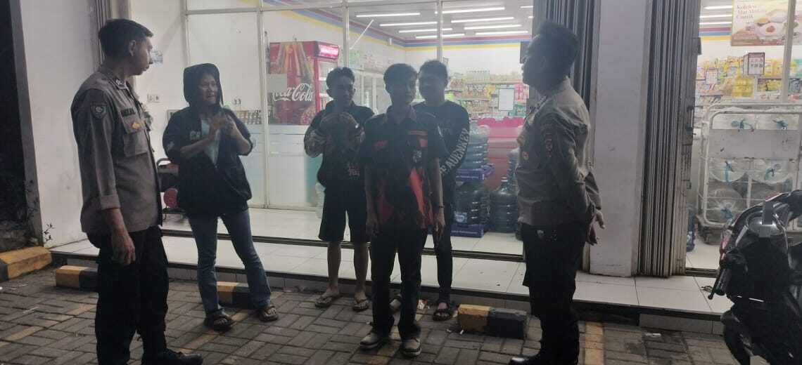 Polisi Patroli Malam Sambangi Minimarket Dan Dialogis Dengan Masyarakat