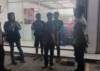 Polisi Patroli Malam Sambangi  Minimarket Dan Dialogis Dengan Masyarakat