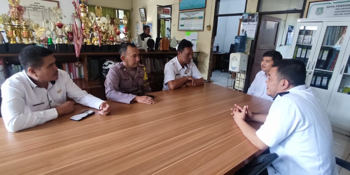 Silaturahmi kamtibmas, Bhabinkamtibmas sambangi Staf kelurahan bangun pelayanan kepada masyarakat