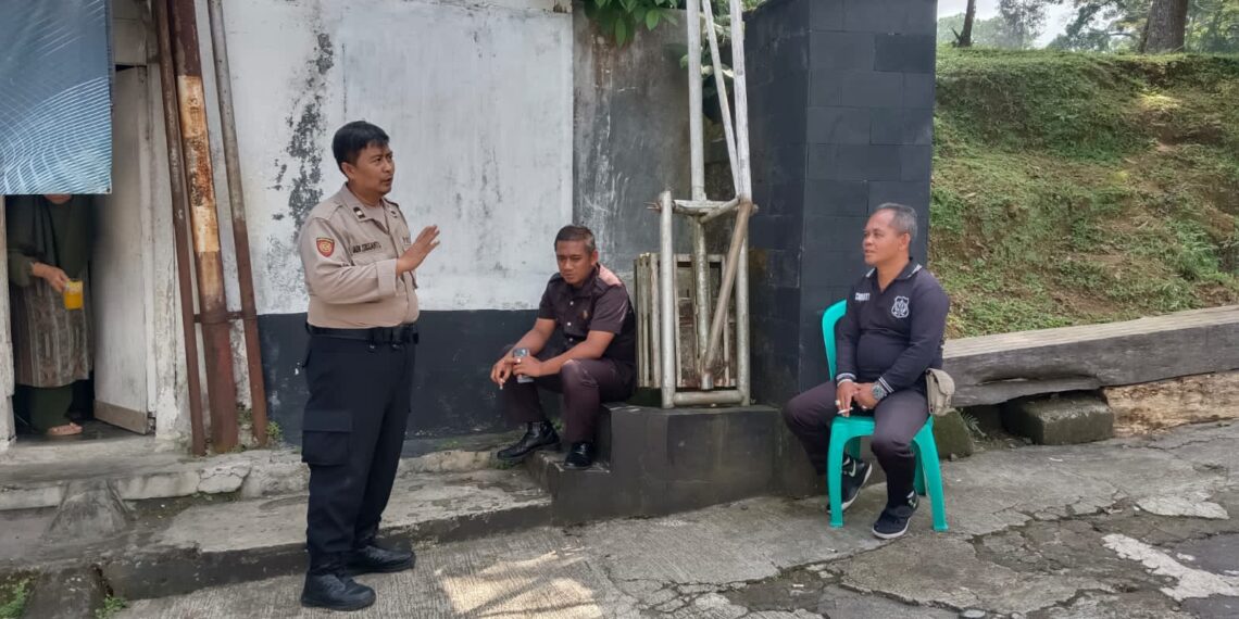 Polsek Samapta Polsek Sukabumi Lakukan Kegiatan Dialogis dengan Warga Desa Sudajaya Girang