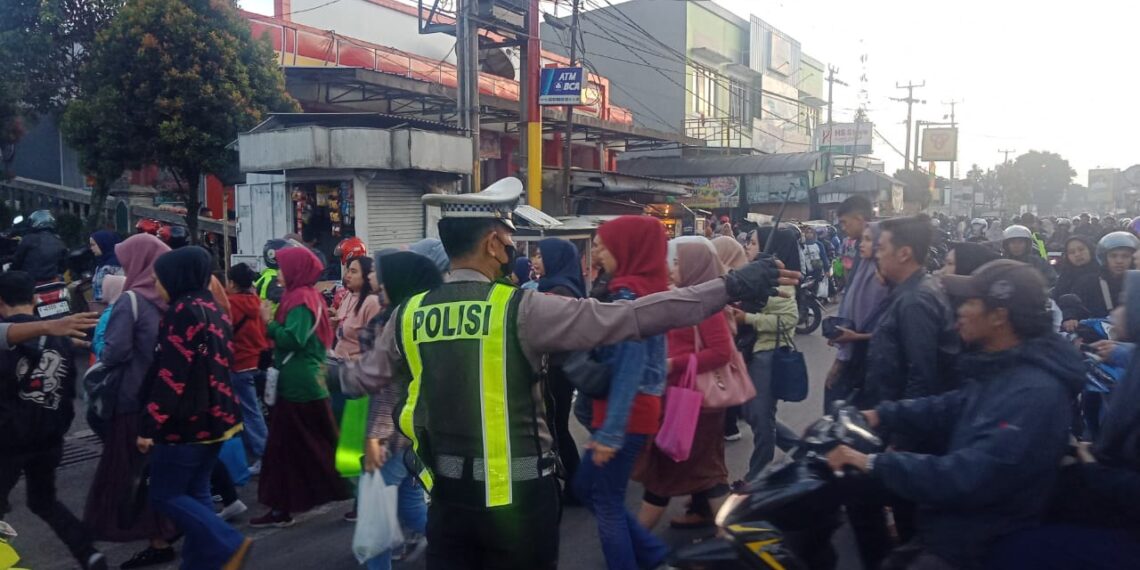 Strong Point, Polsek Sukalarang Gatur Lalu Lintas Pagi Demi Kelancaran Pengguna Jalan