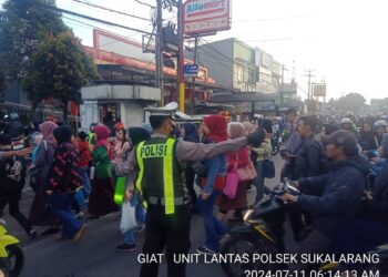 Strong Point, Polsek Sukalarang Gatur Lalu Lintas Pagi Demi Kelancaran Pengguna Jalan
