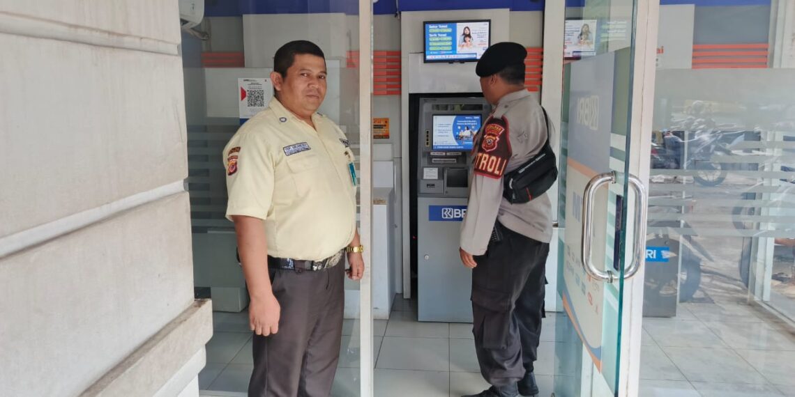 Pantau Dan Cek Mesin ATM oleh Anggota patroli Polsek Lembursitu-Polres Sukabumi Kota