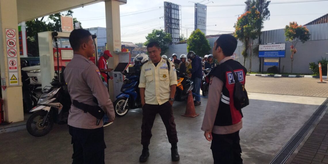 Guna menciptakan keamanan dan kondusif, Kapolsek Citamiang Patroli Dialogis dan Sambangi Security SPBU Pertamina Kota Sukabumi.