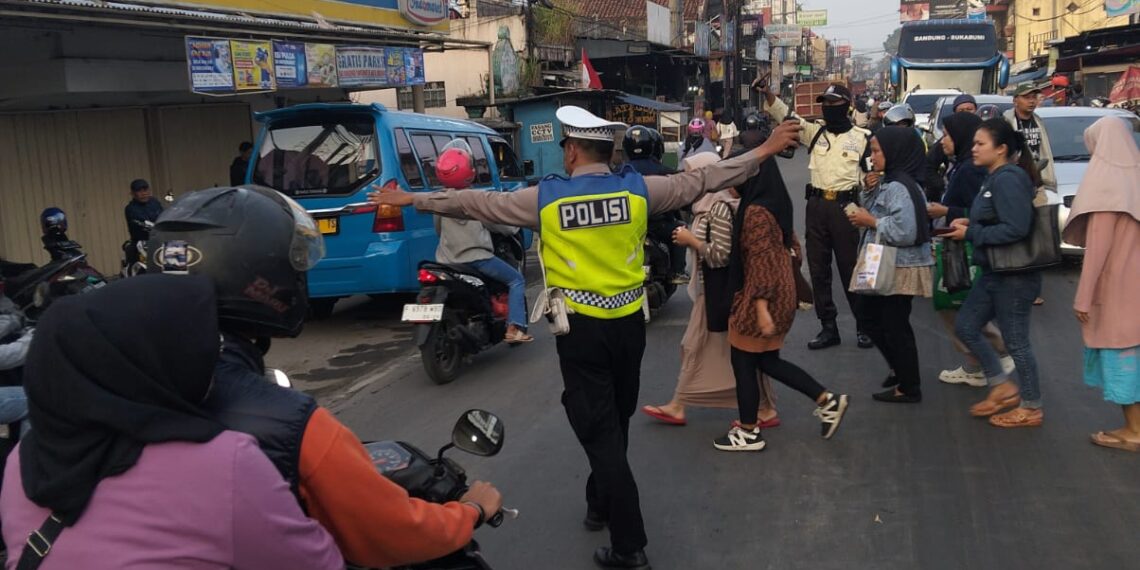Antisipasi Kemacetan Pagi, Unit Lantas Polsek Sukalarang Melaksanakan Gatur Lalin Saat Jam Masuk Karyawan