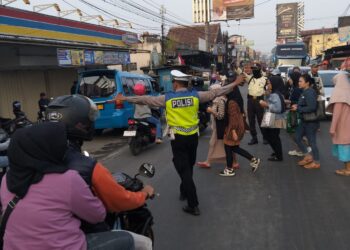 Antisipasi Kemacetan Pagi, Unit Lantas Polsek Sukalarang Melaksanakan Gatur Lalin Saat Jam Masuk Karyawan