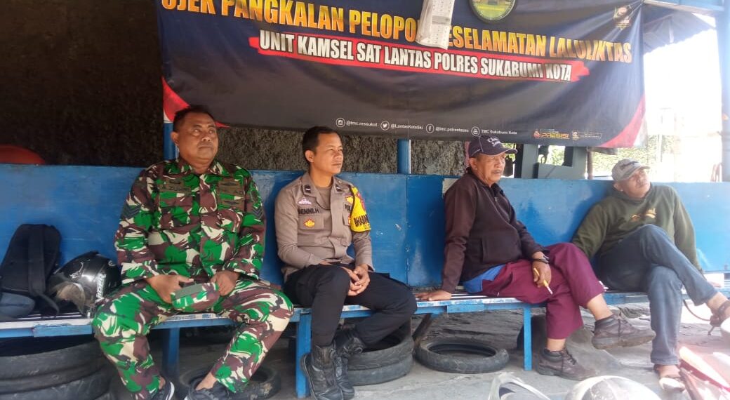 Sambangi Pangkalan Ojek, Anggota Polsek Gunungpuyuh dan Anggota Koramil Gunungpuyuh Sampaikan Pesan-pesan Kamtibmas