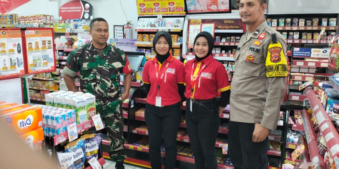 Giatkan sambang minimarket, Bhabinkamtibmas Jayaraksa meminimalisir gangguan kamtibmas.