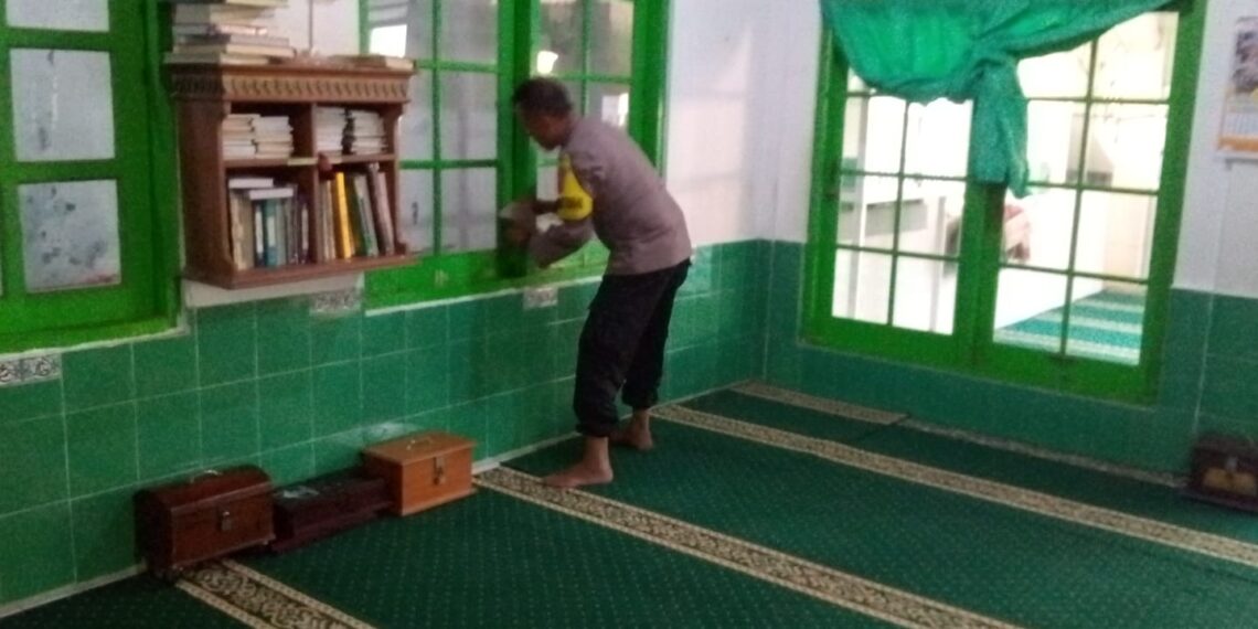 Jum’at Bersih,Bhabinkamtibmas Polsek Cisaat Bersih- bersih Lingkungan Masjid