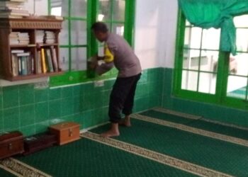 Jum’at Bersih,Bhabinkamtibmas Polsek Cisaat Bersih- bersih Lingkungan Masjid
