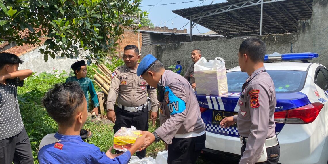 Melalui Jum’at Berkah,Polsek Sukaraja dan Sat Lantas Polres Sukabumi Kota Bagikan Nasi Kotak Gratis