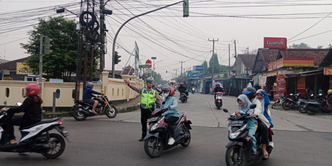 Gatur pagi, bentuk pelayanan personil polsek baros kepada masyarakat.
