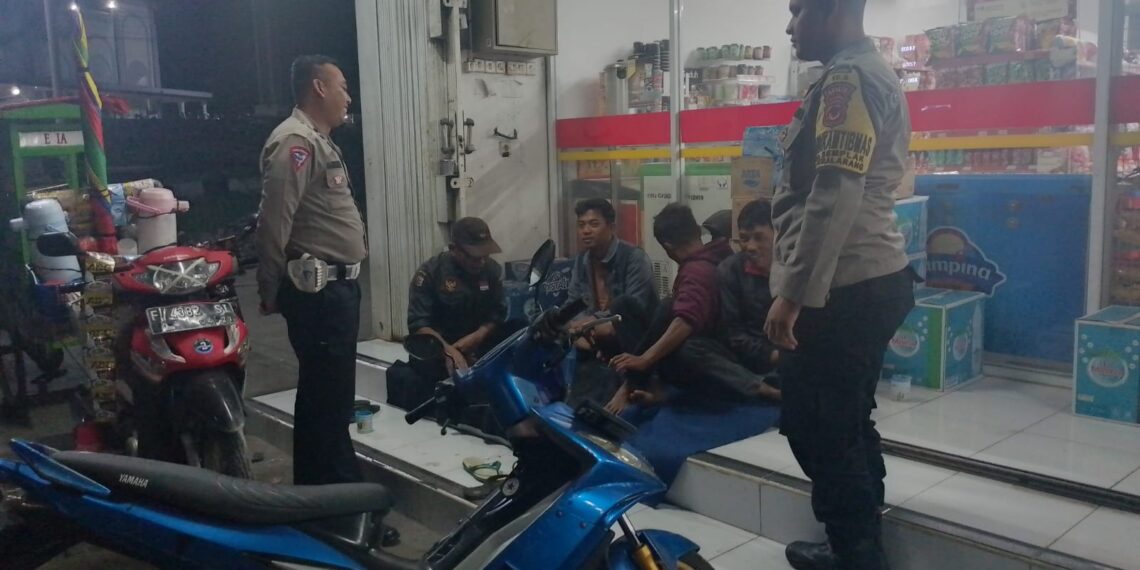 Polisi Patroli Malam Sambangi Minimarket Dan Dialogis Dengan Masyarakat