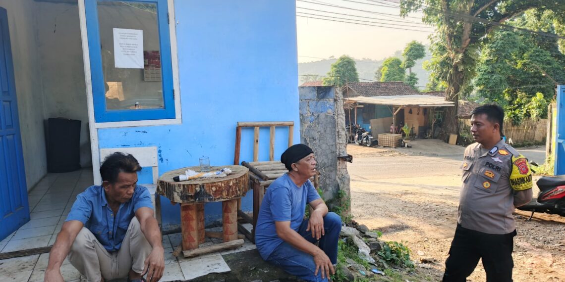 Guna menciptakan keamanan dan kondusif, Polsek Gunungguruh Patroli Dialogis dan Sambangi Warga
