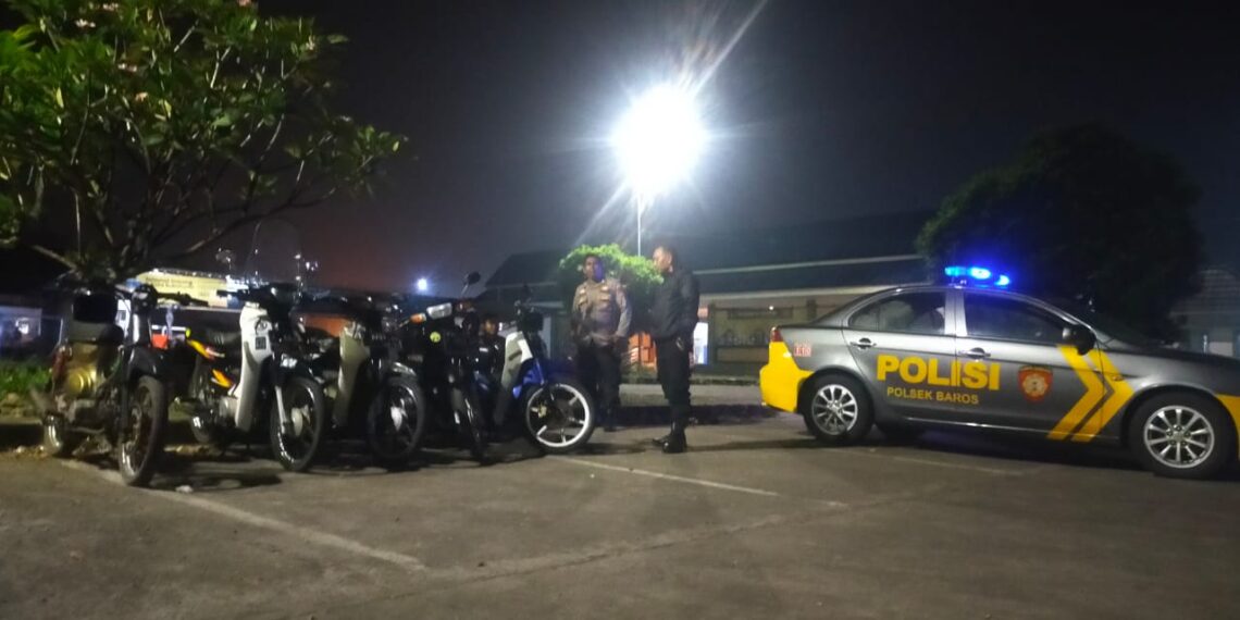 Laksanakan himbauan humanis. Unit patroli polsek baros antisipasi kerawanan malam minggu
